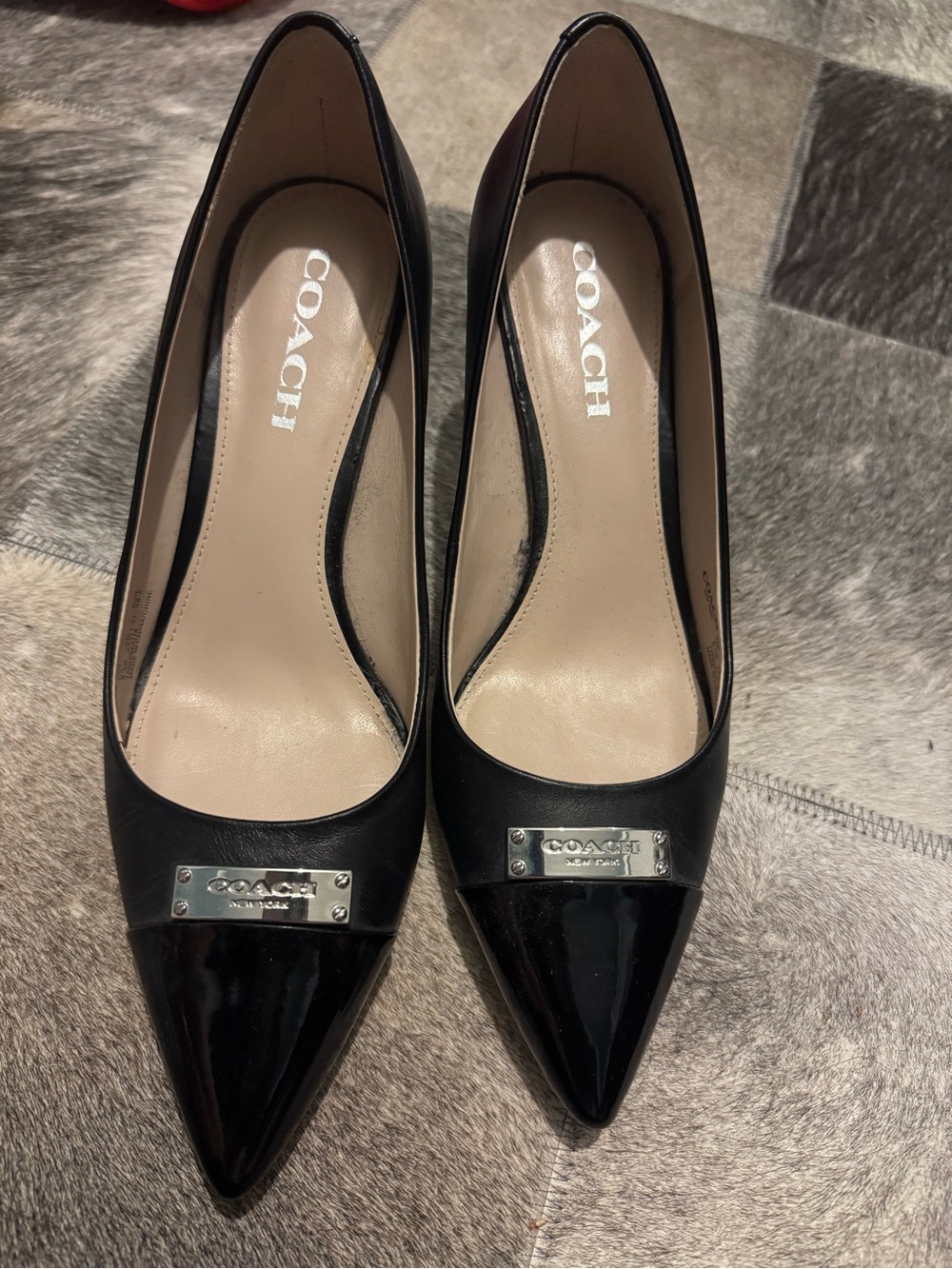 Coach pumps in Black leather with patent Pointed Toe and Logo Plaque